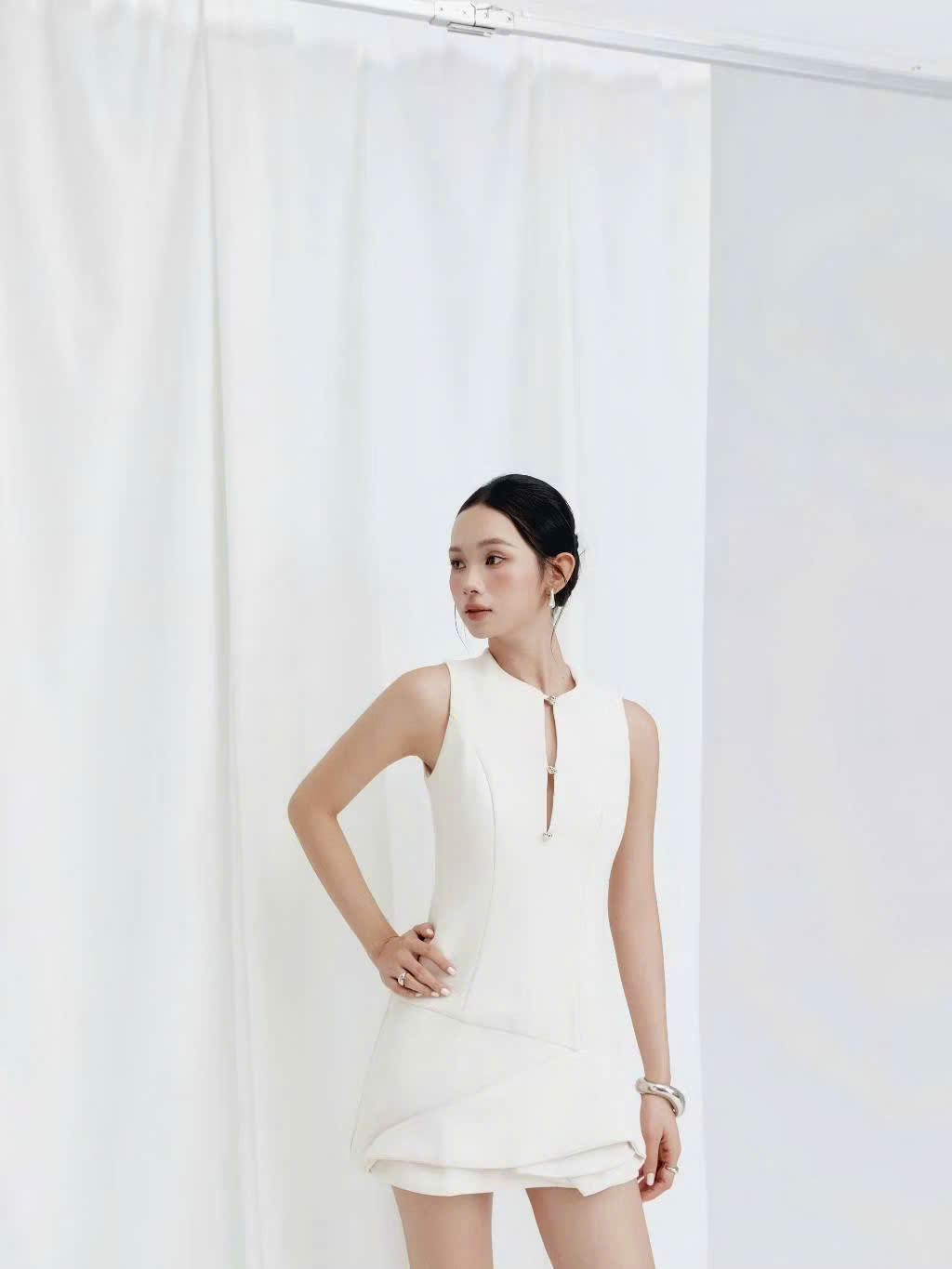 VÁY NGẮN TRẮNG